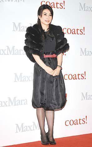 她老公身家几百亿，她却拎几百块的手提袋，来看看她独特的时尚观