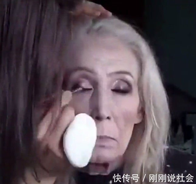 80岁的老奶奶化了个妆，我吓得赶紧让网红脸的女友卸下妆！