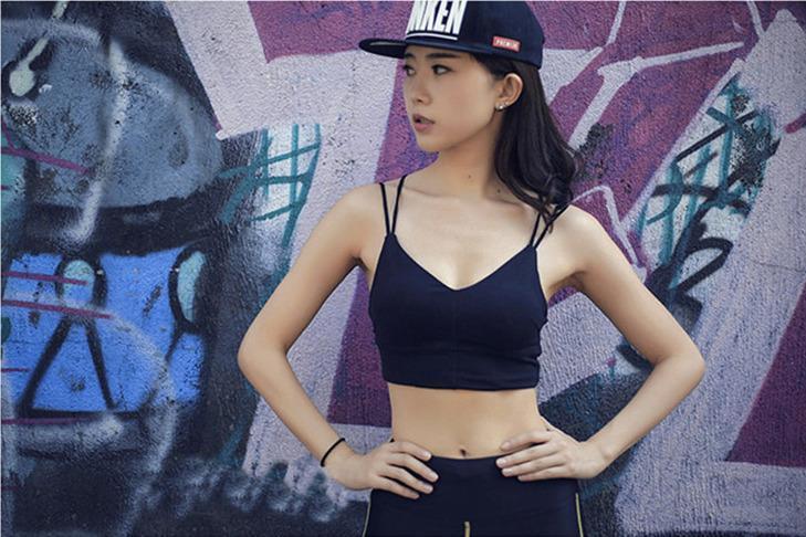 美女坚持健身 穿上吊带背心的瞬间 大家都眼睛亮了