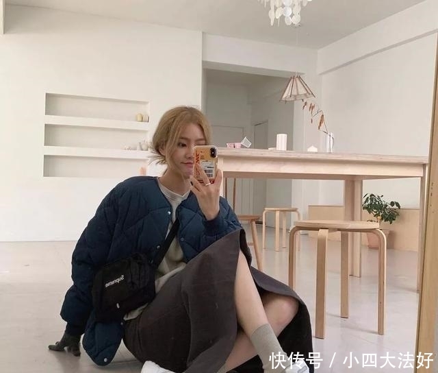 「 小可爱」羽绒服 + 裙子,羽绒服+针织衫,才是最保暖时髦打开方式,今冬羽绒服+直筒裤