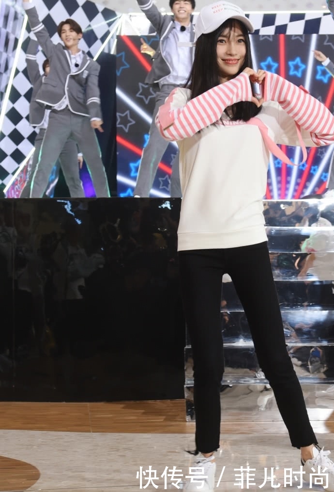 Angelababy又瘦了！小黑裤都能穿出筷子腿，网友：80斤都没有吧？