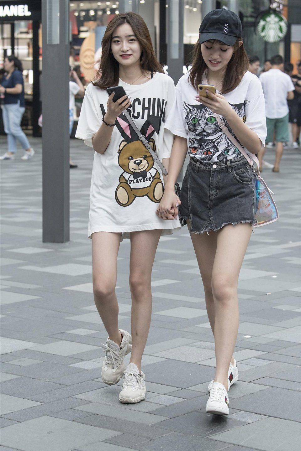 与闺蜜同行逛街拍照留影，有说不完的悄悄话