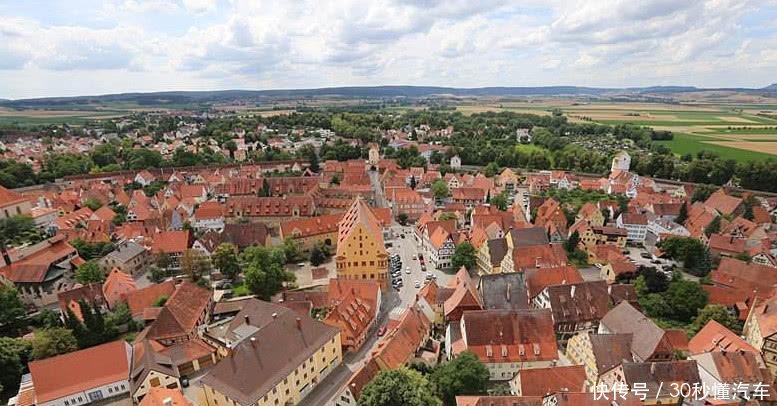 建在陨石坑上的小镇, 墙壁用7.2万吨钻石建成, 真钻石?