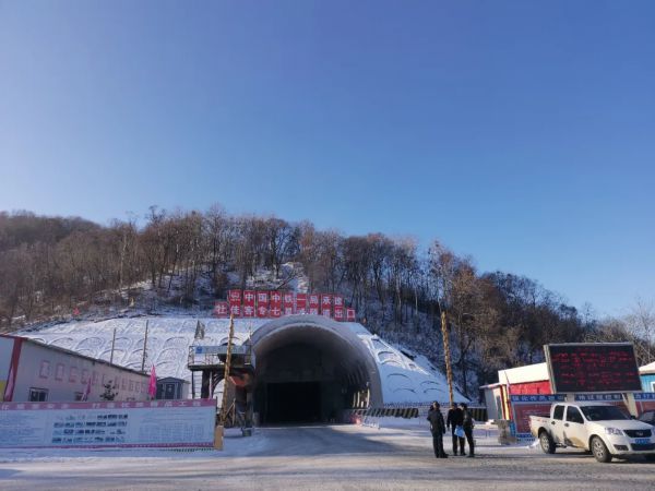  于黑龙江省@一路向北！这里正在突破中国高铁的高寒版图... | 工地上的春天