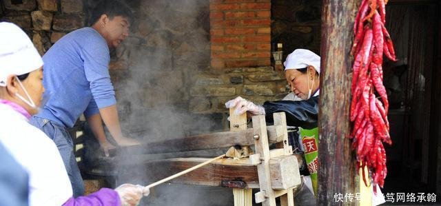 北京大妈景区卖10元一碗饸饹面 火了! 游客每天排成长队