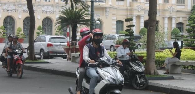 越南导游喜欢侧身坐摩托车，为啥不正着坐？游客：看出经验足不足