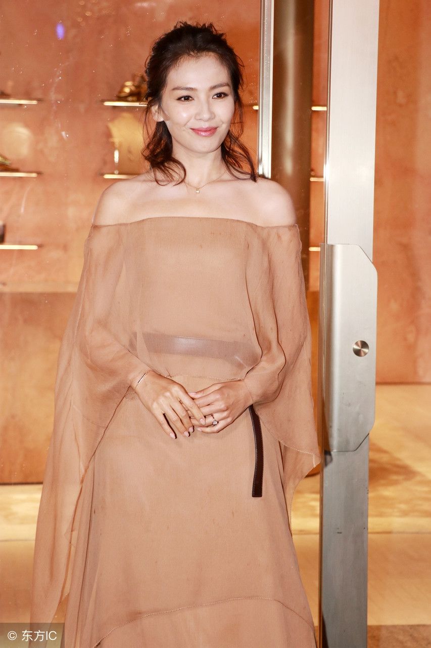 刘涛肉色裙子彰显贵妇气息，美感可遇不可求