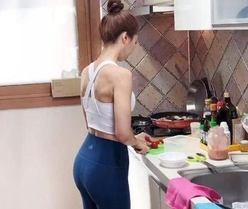 时尚潮流的打底裤装扮，展现女人好看的双腿，显得特别迷人！