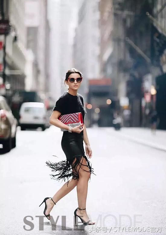 不一样的半裙配T恤,很简单却能美一整个夏天!