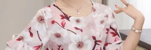  迷人■女人过了50岁,少穿妈妈装,多穿这样的打底小衫,知性迷人