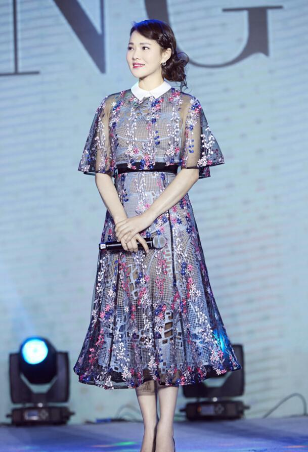 乍一看，还以为是李湘，穿衣却让人眼前一亮，直接挑战小21岁李沁