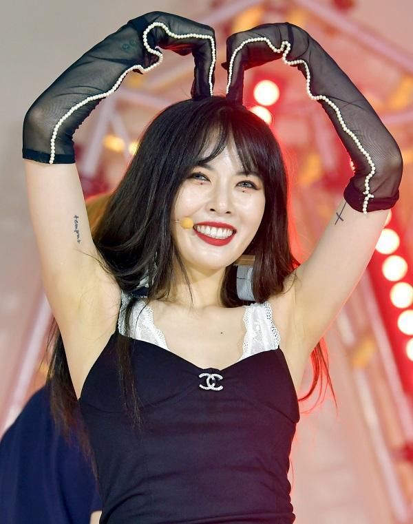 金泫雅的吊带裙又短又紧，也敢穿上台跳舞，网友:不走光算你厉害