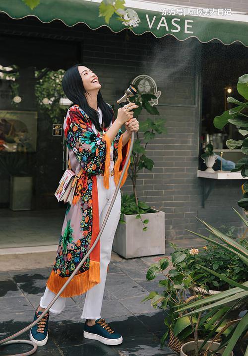 姚晨39岁了依旧美得像小仙女，天鹅绒半裙亮相电影节，真女人味