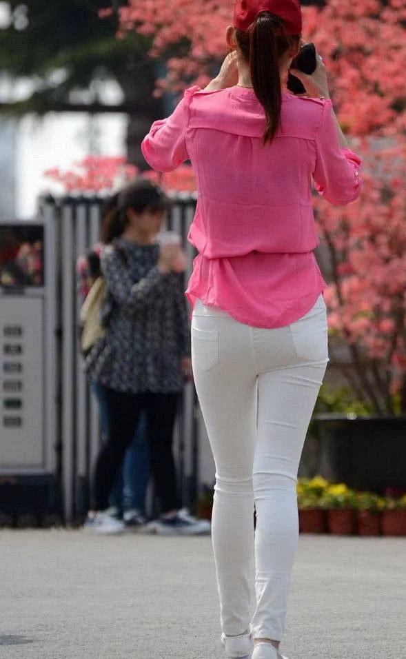 不同类型的白色牛仔裤，都能让人轻松穿出不同感觉！