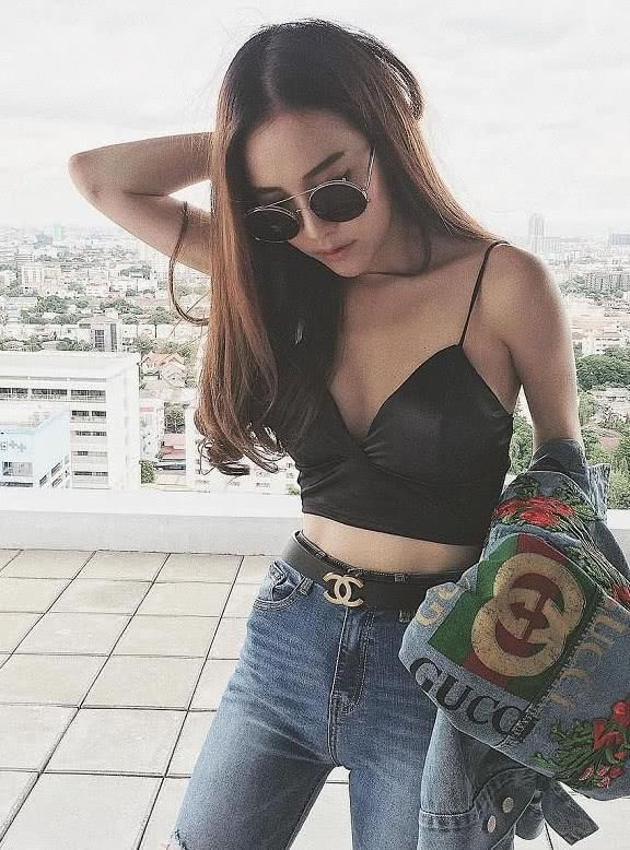 街拍:曼妙身姿的打底裤美女，婀娜的身姿，太棒了!