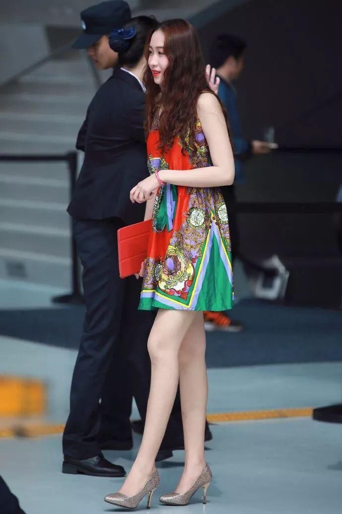 街拍美女:很有女人味的性感美女