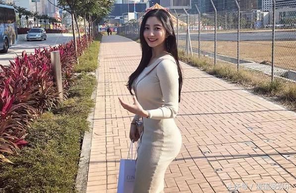 微胖女神体重120斤，一双粗腿尽显丰腴，网友：深蹲练多了吧！