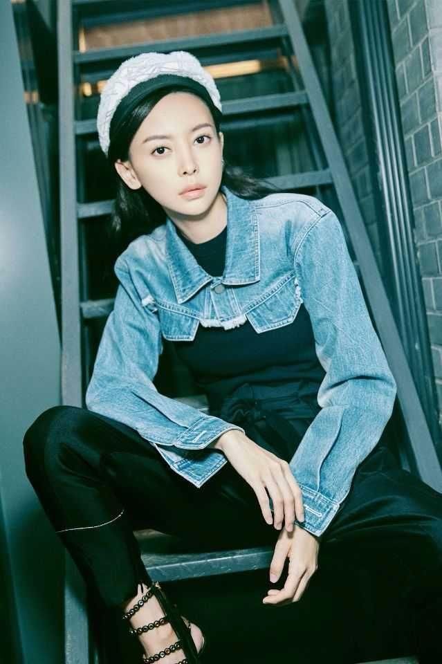 于文文的颜值太有“攻击性”了，无论穿裙装还是长裤都自带霸气！