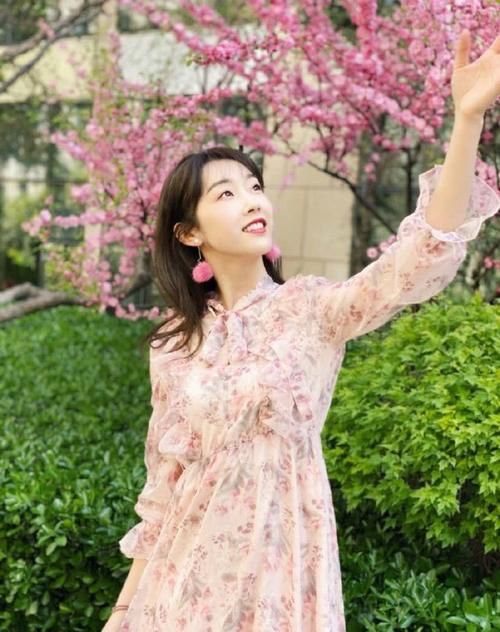  衬托她■她演肖战师姐走红，今穿印花轻纱裙配毛球耳环，29岁甜美似初恋