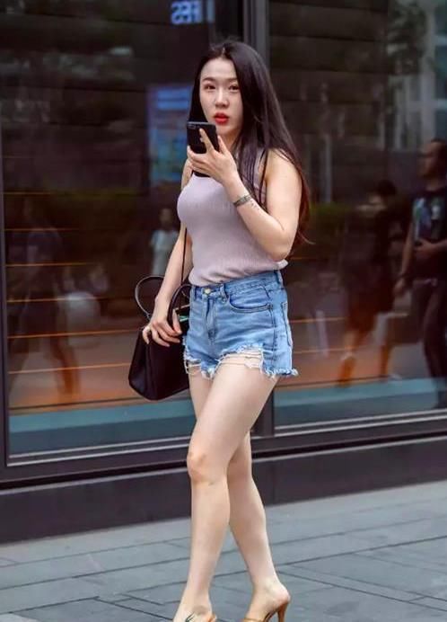  『短袖』美女时尚街拍：优雅闲适的美女，一件紫色短袖配牛仔短裤，时尚唯美气质