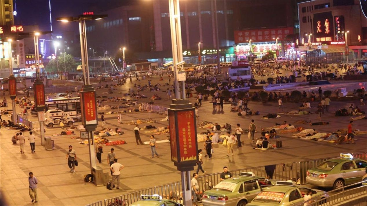 火车站有人宁可睡广场，也不去揽客大妈的小旅店，原因是什么？