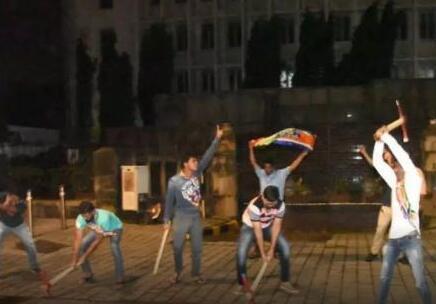 经济学人全球头条：首次发现蛇琥珀，马化腾辟谣，中兴连拿5亿订