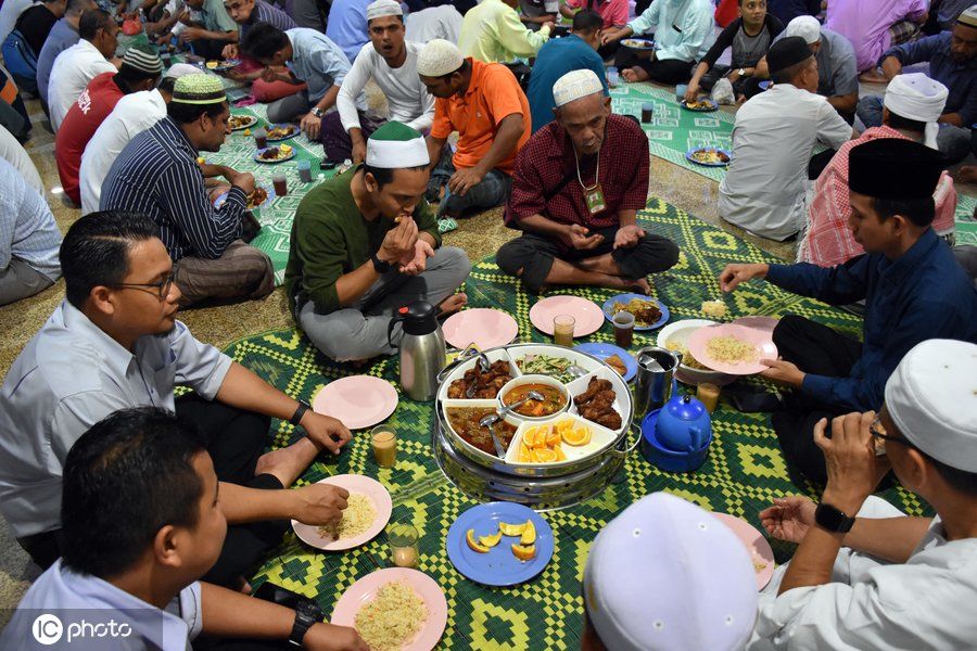 世界各地穆斯林迎接斋月 聚集祷告集体用餐场面壮观