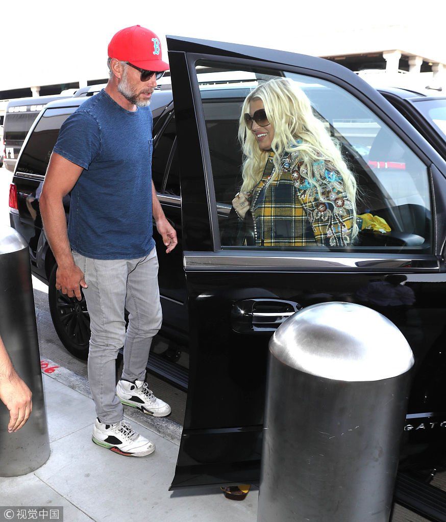 杰西卡豹纹裙露美胸“呼之欲出” 手挽丈夫幸福撒狗粮