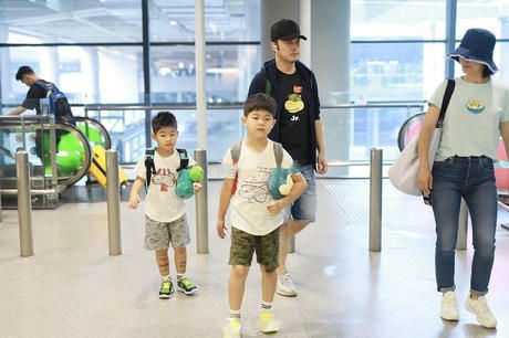 『 卡通』卡通t恤尽显潮范,穿亲子装太温馨,沙溢胡可一家四口走机场