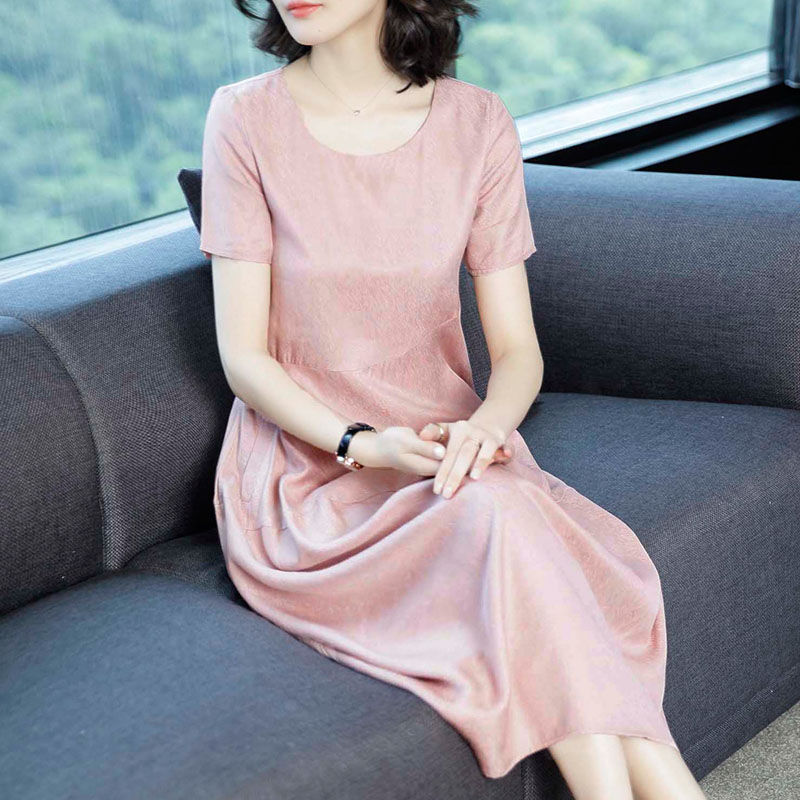 少穿花裙，当下流行“极简色”裙子，40岁女人穿高贵显白嫩，美