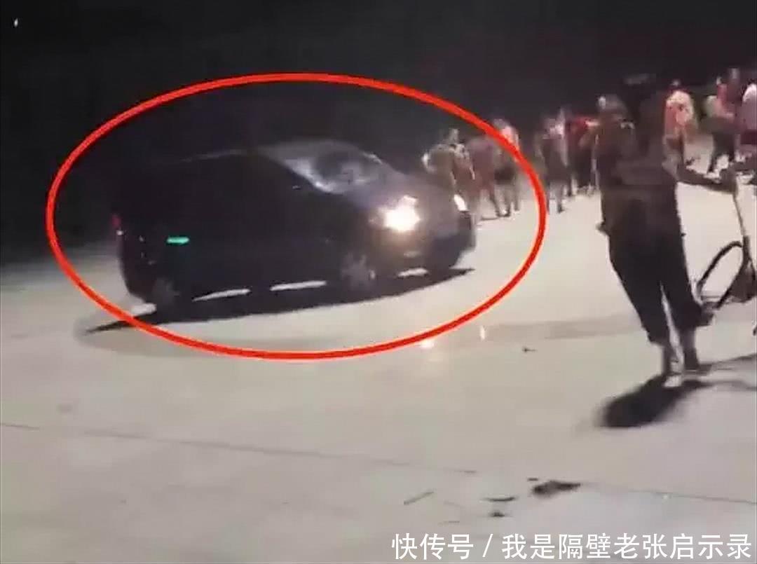男子开车驱赶广场舞人群：我家6车全保够撞死18个人！网友表示有