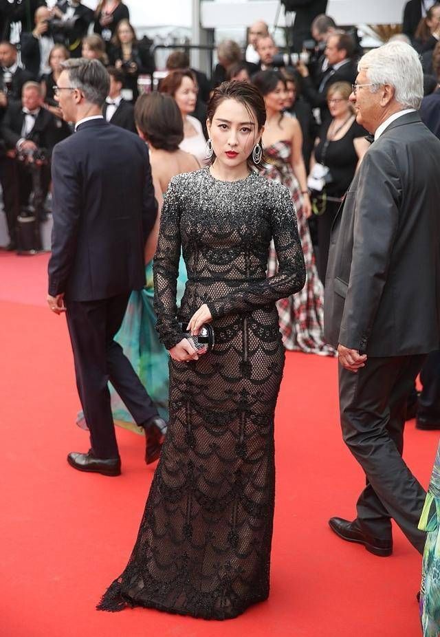 马苏胯这么宽还敢穿包臀裙 感觉裙子快撑破了 网友:壮士请留步