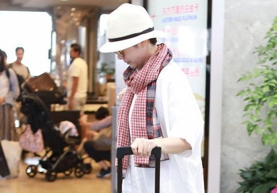 49岁蒋雯丽，49岁许晴，两人机场近照曝光，画风竟如此尴尬