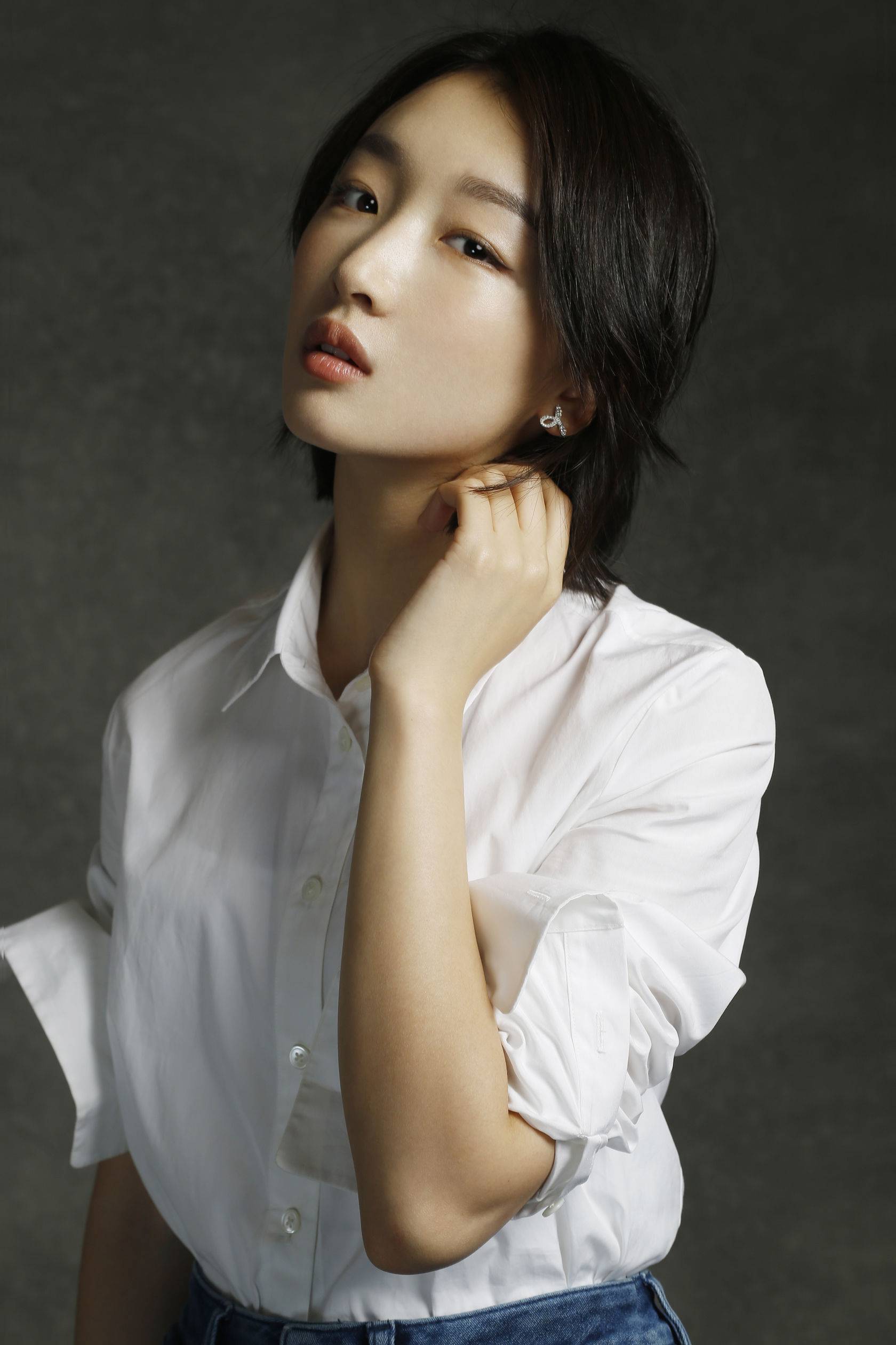 周冬雨粉色系镂空上衣配短裤露笔直长腿，群众:心动确实存在的!