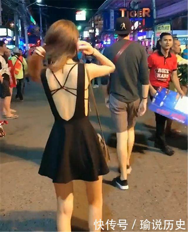 真正的富家漂亮小姐，穿露背装到国外旅游，自家泳池里穿比基尼