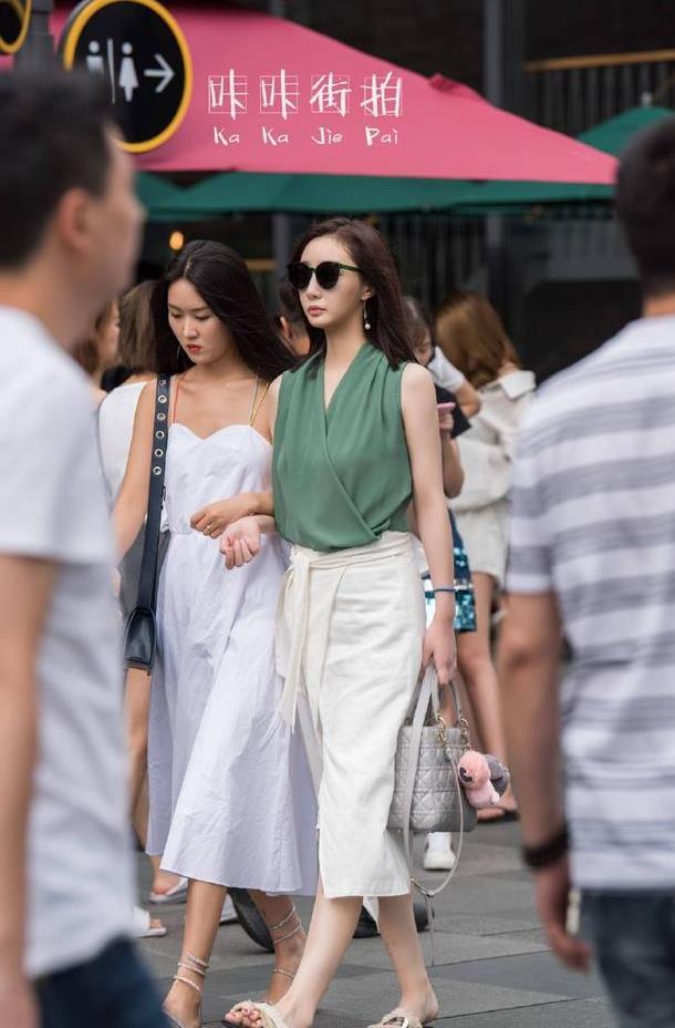 街拍美女:气质美女逛街,浑身散发着迷人的魅力!