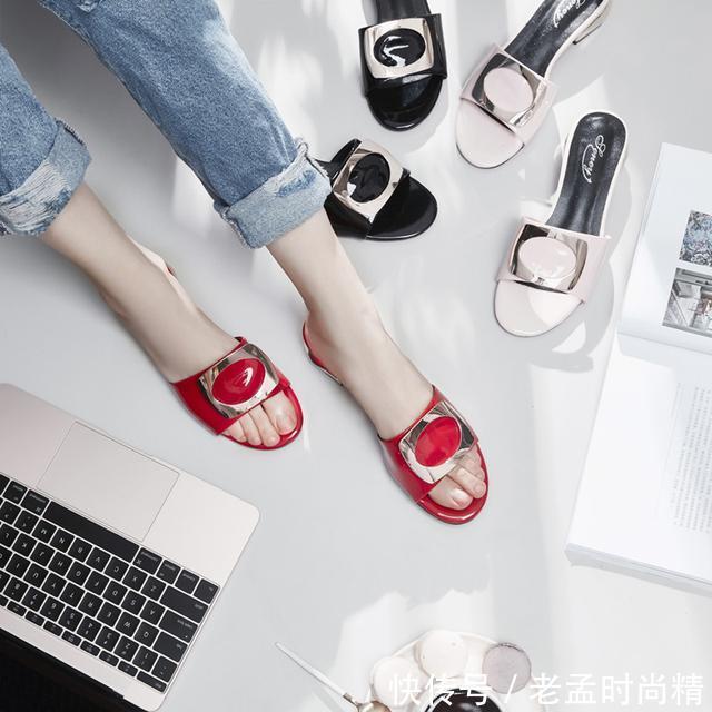 让你可以更好@女人45岁后少穿细高跟,粗跟拖鞋好穿又不累脚,洋气有气质!