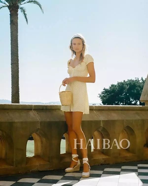 现在的女明星都流行穿这件?适合大胸妹的衣服终于有了!