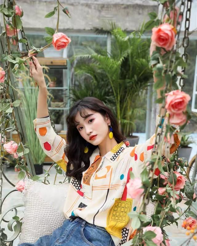  #色彩#寒冬臃肿的外套、单调的色彩,怎么搭配出轻盈时尚的感觉?