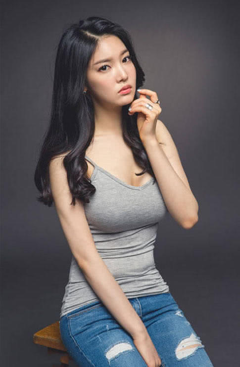 街拍吊带牛仔裤成熟美女，成熟女人的傲人身材让人喜欢