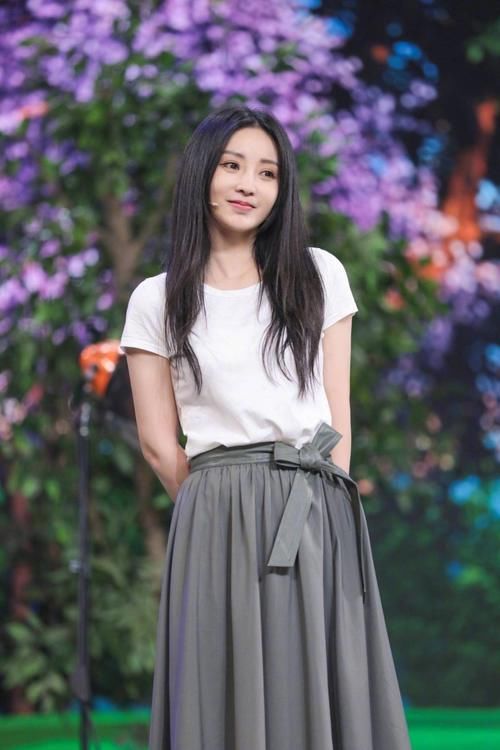 [ 清纯]从“性感女神”变邻家少女，气质清纯哪像40岁，换下低胸装的柳岩