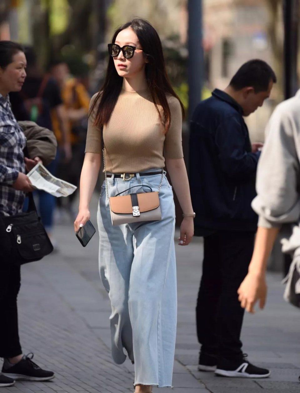 街拍：身材丰满珠圆玉润说不尽的优雅美盈盈走来体态性感的美女