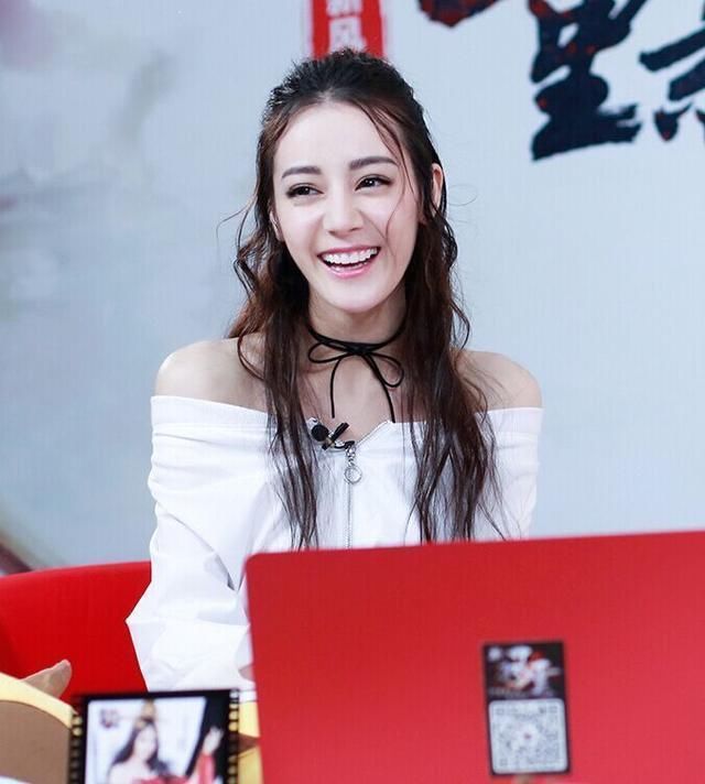 21岁关晓彤和26岁热巴同时撞衫,网友直呼女神和路人的区别