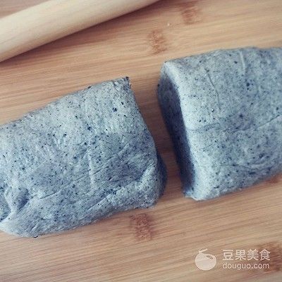  【黑芝麻】黑芝麻奶酪包的做法