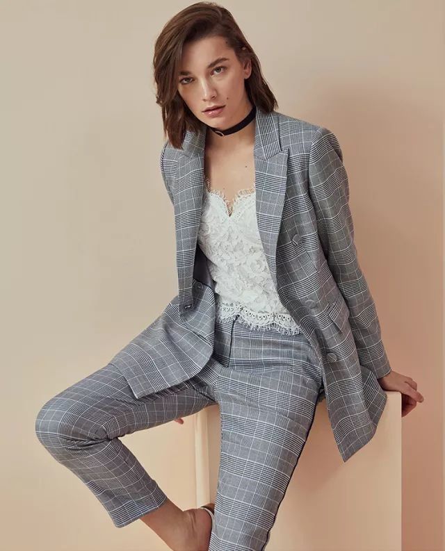 胸不平何以平天下!专治贫乳的穿衣法则告诉我们:平胸又如何，扛不