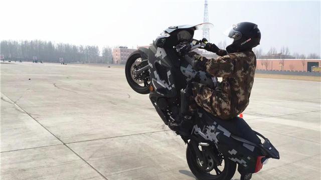 看看，立功的解放军奖了10万新车，服役10年的军人奖了一套房