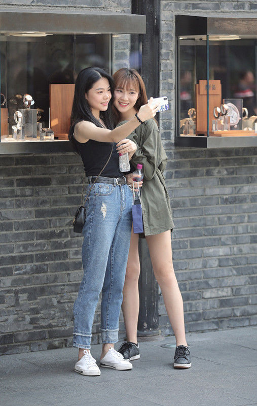 路人街拍，皮肤白皙的小姐姐穿着靓丽，耳环抢镜！