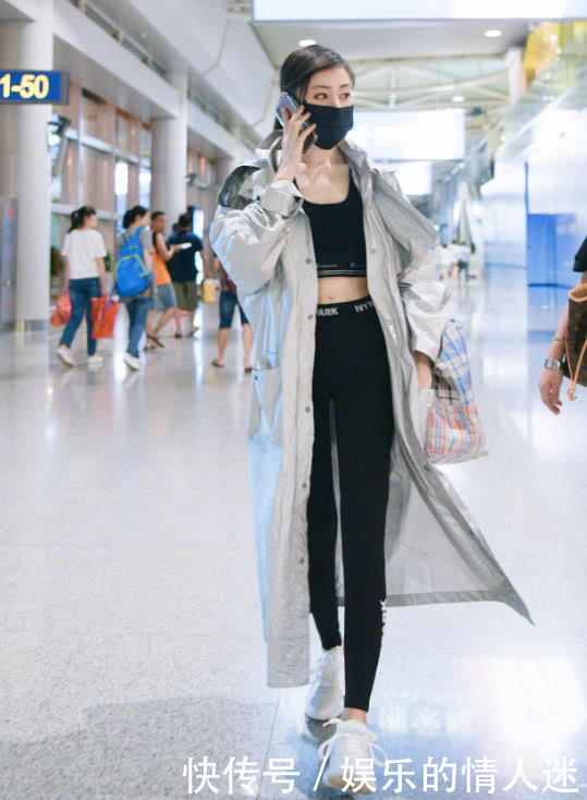 张天爱剪了“厌世刘海”也太路人了，在机场差点认不出来她是谁！