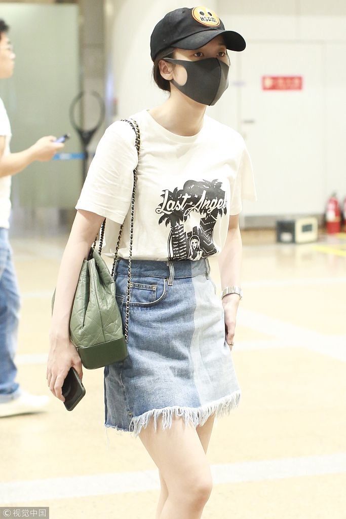张雪迎白T配牛仔裙清纯秀美腿 口罩帽子难掩胶原蛋白少女脸
