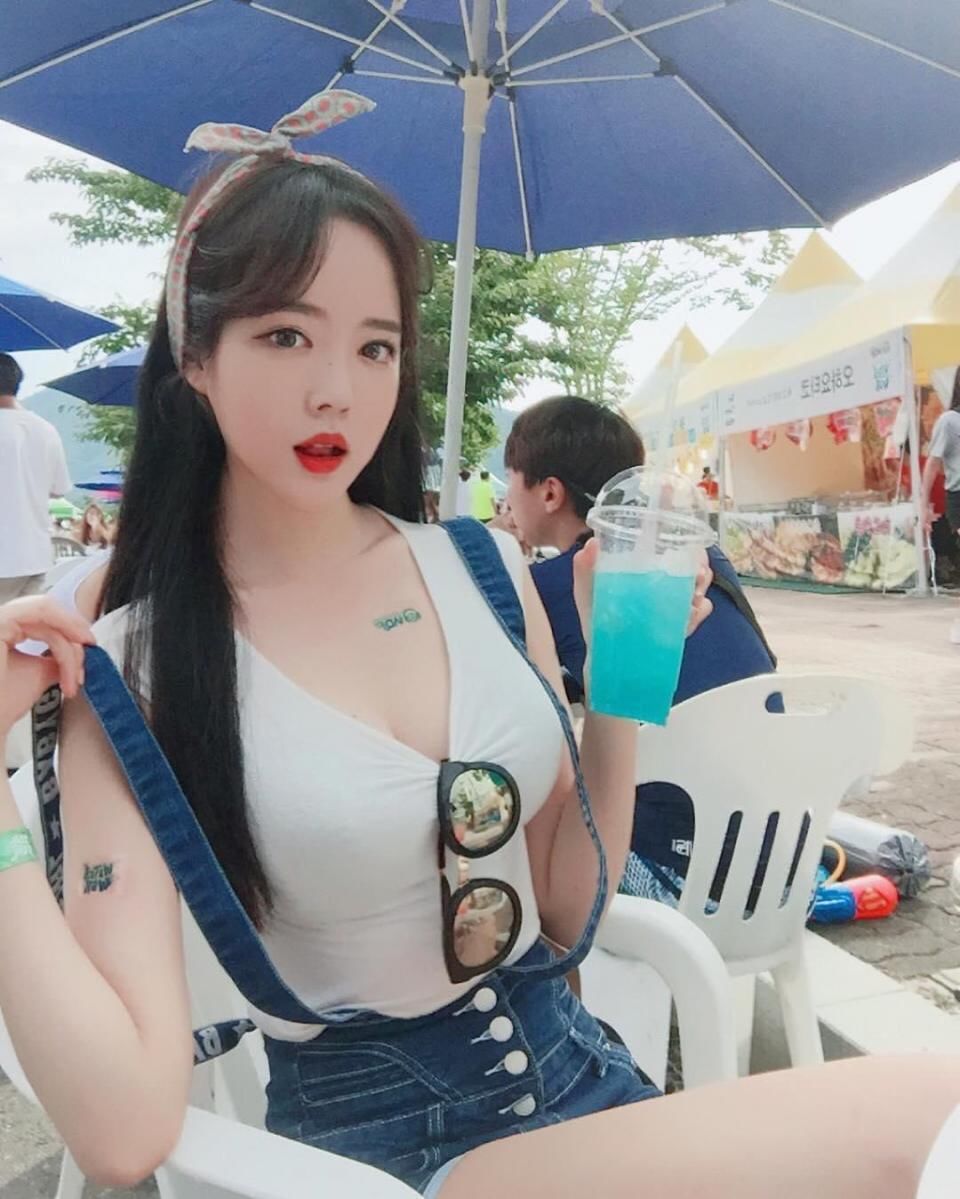 高颜值美女尹慧珠晒养眼自拍美照，身材凹凸有致让人垂涎欲滴！